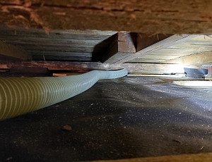 Zateplení střechy řadového domku pomocí foukané izolace